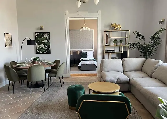 Orangehomes Panthera Luxury Apartment